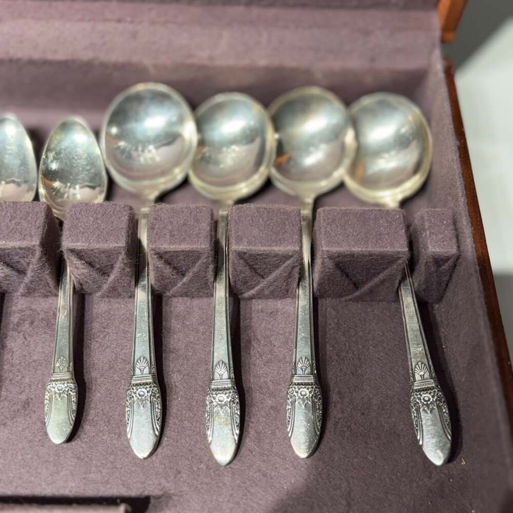 1847 Rogers Bros First Love Silverplate Flatware Set with Wood Chest 20pies set - Picture 5 of 15